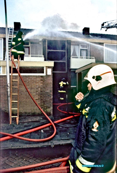 94012601.jpg - FOTOOPDRACHT:Zwijndrecht:26-01-1994:Uitslaande woning brand Maasweg.Deze digitale foto blijft eigendom van FOTOPERSBURO BUSINK. Wij hanteren de voorwaarden van het N.V.F. en N.V.J. Gebruik van deze foto impliceert dat u bekend bent  en akkoord gaat met deze voorwaarden bij publicatie.EB/ETIENNE BUSINK