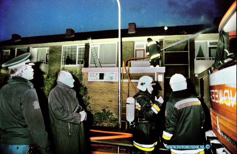 94012602.jpg - FOTOOPDRACHT:Zwijndrecht:26-01-1994:Uitslaande woning brand Maasweg.Deze digitale foto blijft eigendom van FOTOPERSBURO BUSINK. Wij hanteren de voorwaarden van het N.V.F. en N.V.J. Gebruik van deze foto impliceert dat u bekend bent  en akkoord gaat met deze voorwaarden bij publicatie.EB/ETIENNE BUSINK