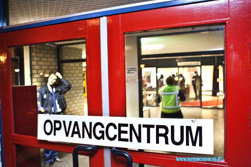 11011433.jpg - FOTOOPDRACHT:Zwijndrecht:14-01-2011:Foto: Het opvang centrum Festino waar 40 mensen die geëvacueerd werden op gevangen.Alcoholbrand rangeerterrein Kijfhoek. Het vuur op Kijfhoek ontstond vrijdagavond om half tien door nog onbekende oorzaak. Het gaat om om één zogenoemde ketelwagen en 1 wagon geladen met ijzer. Waarschijnlijk is er ethanol uit gelekt, dat onder de wagons in brand is gevlogen. Ontruimingen De ontruimde huizen zijn die aan de Langeweg tussen de Munnikensteeg en de Groenesteeg, en langs de eerste 250 meter van de Rijksstraatweg. Hendrik-Ido-Ambacht en Zwijndrecht. De bewoners van twee woningen weigerden hun huis te verlaten. Op last van de burgemeester zijn ze met een noodverordening gedwongen geëvacueerd. De bewoners worden opgevangen in Festino, het voormalige theater De Uitstek in Zwijndrecht. Niet giftigEthanol brandt 'schoon' op: de stof wordt omgezet in water en kooldioxide. Bij metingen is gebleken dat er tot dusver geen giftige stoffen zijn vrijgekomen.Deze digitale foto blijft eigendom van FOTOPERSBURO BUSINK. Wij hanteren de voorwaarden van het N.V.F. en N.V.J. Gebruik van deze foto impliceert dat u bekend bent  en akkoord gaat met deze voorwaarden bij publicatie.EB/ETIENNE BUSINK
