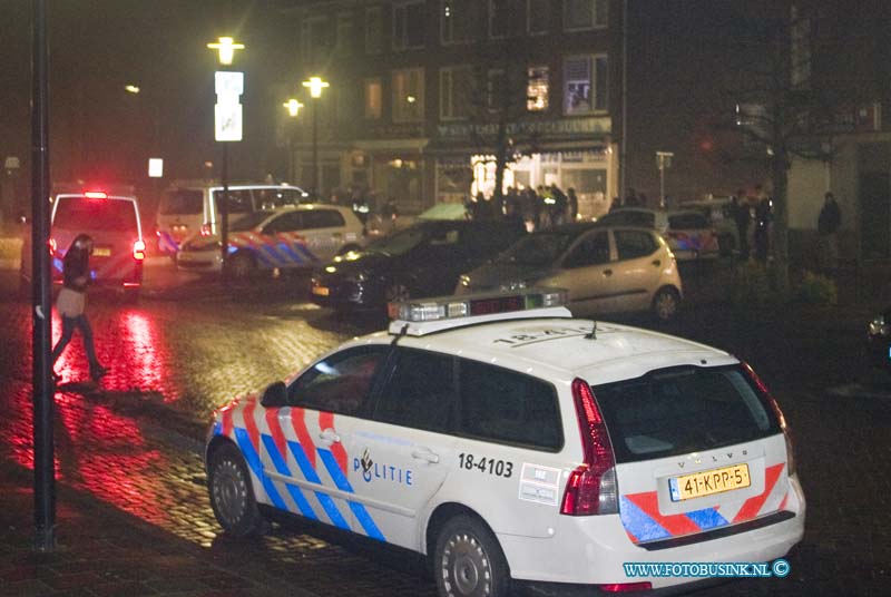 15010102.jpg - FOTOOPDRACHT:Dordrecht:01-01-2015:Het was in Dordrecht een zeer gezellig Oud en Nieuwsjaars nacht, met niet al te veel problemen, het was wel wat onrustig op het Vogelplein alwaar de politie enkelen keren wat arrestaties uit voerende onder een grote groep met jongeren, ook sneuvelde er een bromfiets en containers.Deze digitale foto blijft eigendom van FOTOPERSBURO BUSINK. Wij hanteren de voorwaarden van het N.V.F. en N.V.J. Gebruik van deze foto impliceert dat u bekend bent  en akkoord gaat met deze voorwaarden bij publicatie.EB/ETIENNE BUSINK