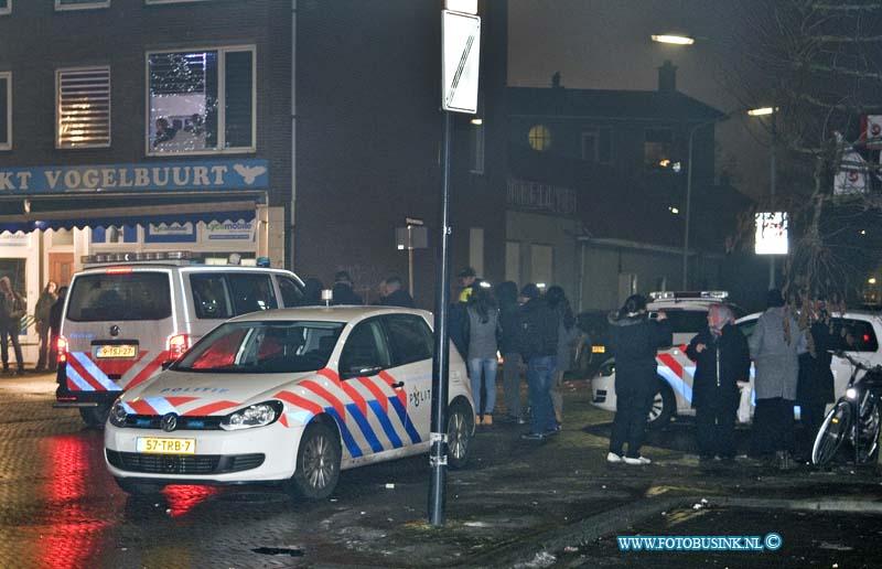 15010103.jpg - FOTOOPDRACHT:Dordrecht:01-01-2015:Het was in Dordrecht een zeer gezellig Oud en Nieuwsjaars nacht, met niet al te veel problemen, het was wel wat onrustig op het Vogelplein alwaar de politie enkelen keren wat arrestaties uit voerende onder een grote groep met jongeren, ook sneuvelde er een bromfiets en containers.Deze digitale foto blijft eigendom van FOTOPERSBURO BUSINK. Wij hanteren de voorwaarden van het N.V.F. en N.V.J. Gebruik van deze foto impliceert dat u bekend bent  en akkoord gaat met deze voorwaarden bij publicatie.EB/ETIENNE BUSINK