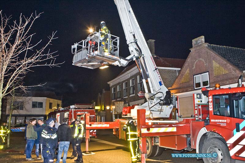 15010104.jpg - FOTOOPDRACHT:Strijen:01-01-2015:Het was een zeer gezellig Oud en Nieuwsjaars nacht, met niet al te veel problemen. Bij de Herberg Het Wapen van Strijen aan de Molenstraat 7 was rond 4 uur van nacht nog een uitslaande grote brand in het dak van de herberg. De brandweer Kwam met groot matrieel ter plaatse om de brand te bestrijden.  Na ruim een uur blussen gaf de brandweer het sein brandmeester. Het gebouw liep brandschade op aan het dak en ontstond er waterschade in het pand. Over de oorzaak van de brand kon men nog geen meedeling doen.Deze digitale foto blijft eigendom van FOTOPERSBURO BUSINK. Wij hanteren de voorwaarden van het N.V.F. en N.V.J. Gebruik van deze foto impliceert dat u bekend bent  en akkoord gaat met deze voorwaarden bij publicatie.EB/ETIENNE BUSINK