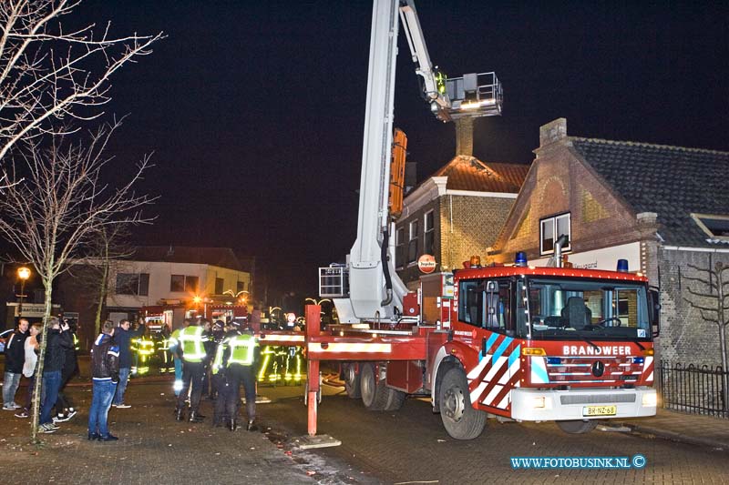 15010106.jpg - FOTOOPDRACHT:Strijen:01-01-2015:Het was een zeer gezellig Oud en Nieuwsjaars nacht, met niet al te veel problemen. Bij de Herberg Het Wapen van Strijen aan de Molenstraat 7 was rond 4 uur van nacht nog een uitslaande grote brand in het dak van de herberg. De brandweer Kwam met groot matrieel ter plaatse om de brand te bestrijden.  Na ruim een uur blussen gaf de brandweer het sein brandmeester. Het gebouw liep brandschade op aan het dak en ontstond er waterschade in het pand. Over de oorzaak van de brand kon men nog geen meedeling doen.Deze digitale foto blijft eigendom van FOTOPERSBURO BUSINK. Wij hanteren de voorwaarden van het N.V.F. en N.V.J. Gebruik van deze foto impliceert dat u bekend bent  en akkoord gaat met deze voorwaarden bij publicatie.EB/ETIENNE BUSINK