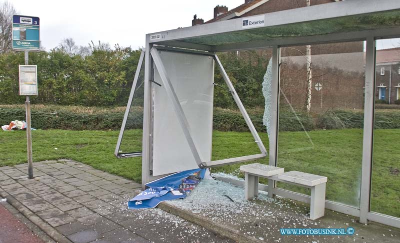 15010107.jpg - FOTOOPDRACHT:Zwijndrecht:01-01-2015:Ondanks het een rustig oud en Nieuw is geweest is er op de Sumatralaan in Zwijndrecht een bus hokje door vuurwerk in de nacht van Oud en Nieuw gesneuvelt.Deze digitale foto blijft eigendom van FOTOPERSBURO BUSINK. Wij hanteren de voorwaarden van het N.V.F. en N.V.J. Gebruik van deze foto impliceert dat u bekend bent  en akkoord gaat met deze voorwaarden bij publicatie.EB/ETIENNE BUSINK