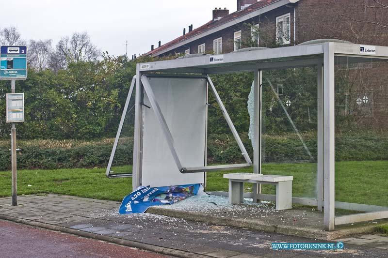 15010108.jpg - FOTOOPDRACHT:Zwijndrecht:01-01-2015:Ondanks het een rustig oud en Nieuw is geweest is er op de Sumatralaan in Zwijndrecht een bus hokje door vuurwerk in de nacht van Oud en Nieuw gesneuvelt.Deze digitale foto blijft eigendom van FOTOPERSBURO BUSINK. Wij hanteren de voorwaarden van het N.V.F. en N.V.J. Gebruik van deze foto impliceert dat u bekend bent  en akkoord gaat met deze voorwaarden bij publicatie.EB/ETIENNE BUSINK