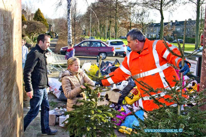 15010201.jpg - FOTOOPDRACHT:Dordrecht:02-01-2015:In de wijk Dubbeldam verzamelen kinderen kerstbomen en vuurwerk afval, om in te leveren bij het verzamelpunt aan het Damplein in ruil voor centjes voor hun spaarpot. (vuurwerk)Deze digitale foto blijft eigendom van FOTOPERSBURO BUSINK. Wij hanteren de voorwaarden van het N.V.F. en N.V.J. Gebruik van deze foto impliceert dat u bekend bent  en akkoord gaat met deze voorwaarden bij publicatie.EB/ETIENNE BUSINK