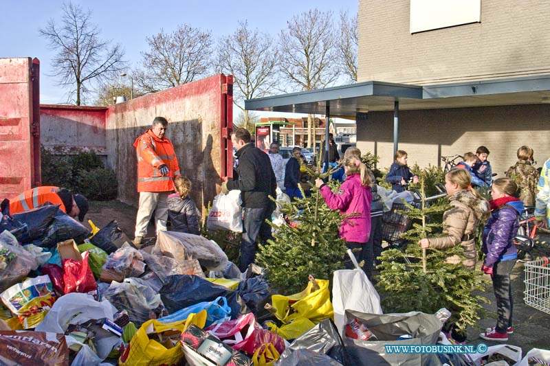 15010202.jpg - FOTOOPDRACHT:Dordrecht:02-01-2015:In de wijk Dubbeldam verzamelen kinderen kerstbomen en vuurwerk afval, om in te leveren bij het verzamelpunt aan het Damplein in ruil voor centjes voor hun spaarpot. (vuurwerk)Deze digitale foto blijft eigendom van FOTOPERSBURO BUSINK. Wij hanteren de voorwaarden van het N.V.F. en N.V.J. Gebruik van deze foto impliceert dat u bekend bent  en akkoord gaat met deze voorwaarden bij publicatie.EB/ETIENNE BUSINK