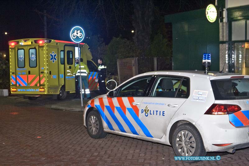 15010203.jpg - FOTOOPDRACHT:Dordrecht:02-01-2015:In het tunneltje van de Dubbeldamseweg is vanavond een man gevallen en heeft verwondingen opgelopen. Twee Ambulances en een Trauma Team werden op geroepen. De man werd vervoerd naar een ziekenhuis.Deze digitale foto blijft eigendom van FOTOPERSBURO BUSINK. Wij hanteren de voorwaarden van het N.V.F. en N.V.J. Gebruik van deze foto impliceert dat u bekend bent  en akkoord gaat met deze voorwaarden bij publicatie.EB/ETIENNE BUSINK