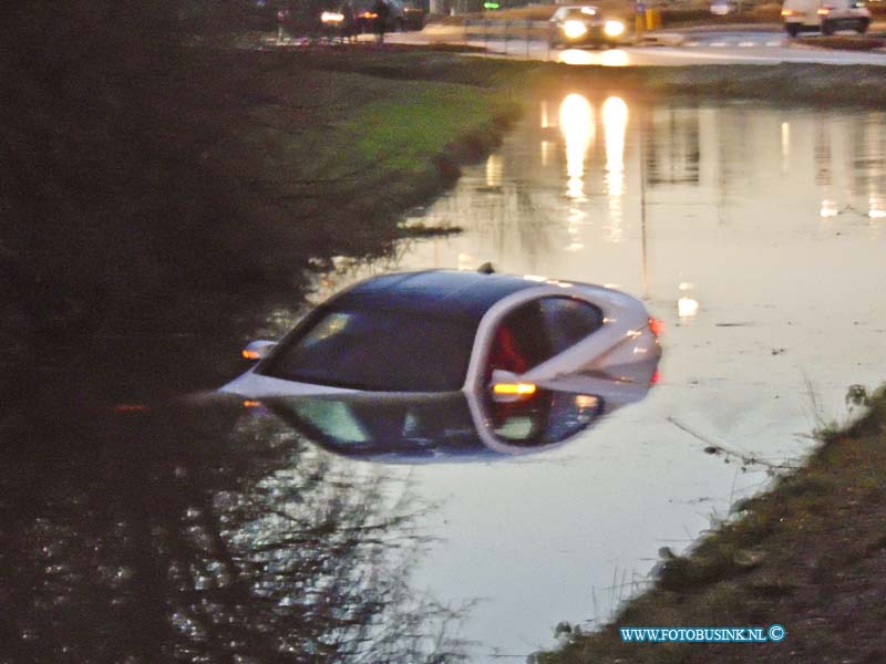15010404.jpg - FOTOOPDRACHT:Hendrik-ido-Ambacht:04-01-2015:Aan de Burgemeester Jonkerkade in Hendrik-ido-Ambacht is een personenauto die net uit de winkel kwam te water geraakt tijdens in gaan van een bocht. de bestuurder gleed het gras op en het voertuig belande in de sloot. Hier voor werd voor de bestuurder een Ambulance opgeroepen en later de politie.  een berger heeft de auto uit de sloot gehaald en de BMW kan als totaal-los worden beschouwd  Deze digitale foto blijft eigendom van FOTOPERSBURO BUSINK. Wij hanteren de voorwaarden van het N.V.F. en N.V.J. Gebruik van deze foto impliceert dat u bekend bent  en akkoord gaat met deze voorwaarden bij publicatie.EB/ETIENNE BUSINK
