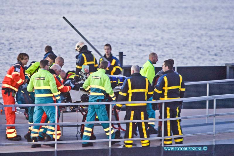 15010406.jpg - FOTOOPDRACHT:Papendrecht:04-01-2015:Persoon te water politie en, brandweer en ambulance uitgerukt voor een melding, persoon te water langs het Westeind in Papendrecht. Na enige minuten zoeken trof de politie nabij de aanlegsteiger van de Ferry een persoon aan in de rivier. De reddingsboot van de KNRM die toevallig in de buurt was heeft de vrouw uit het water gehaald en is direct begonnen met reanimeren. Personeel van de traumahelikopter heeft hierbij medische bijstand verleend. De vrouw is in zorgwekkende toestand naar een ziekenhuis in de omgeving overgebracht.Deze digitale foto blijft eigendom van FOTOPERSBURO BUSINK. Wij hanteren de voorwaarden van het N.V.F. en N.V.J. Gebruik van deze foto impliceert dat u bekend bent  en akkoord gaat met deze voorwaarden bij publicatie.EB/ETIENNE BUSINK