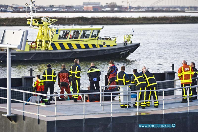 15010407.jpg - FOTOOPDRACHT:Papendrecht:04-01-2015:Persoon te water politie en, brandweer en ambulance uitgerukt voor een melding, persoon te water langs het Westeind in Papendrecht. Na enige minuten zoeken trof de politie nabij de aanlegsteiger van de Ferry een persoon aan in de rivier. De reddingsboot van de KNRM die toevallig in de buurt was heeft de vrouw uit het water gehaald en is direct begonnen met reanimeren. Personeel van de traumahelikopter heeft hierbij medische bijstand verleend. De vrouw is in zorgwekkende toestand naar een ziekenhuis in de omgeving overgebracht.Deze digitale foto blijft eigendom van FOTOPERSBURO BUSINK. Wij hanteren de voorwaarden van het N.V.F. en N.V.J. Gebruik van deze foto impliceert dat u bekend bent  en akkoord gaat met deze voorwaarden bij publicatie.EB/ETIENNE BUSINK