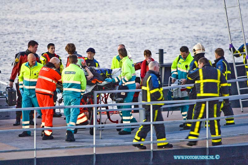 15010408.jpg - FOTOOPDRACHT:Papendrecht:04-01-2015:Persoon te water politie en, brandweer en ambulance uitgerukt voor een melding, persoon te water langs het Westeind in Papendrecht. Na enige minuten zoeken trof de politie nabij de aanlegsteiger van de Ferry een persoon aan in de rivier. De reddingsboot van de KNRM die toevallig in de buurt was heeft de vrouw uit het water gehaald en is direct begonnen met reanimeren. Personeel van de traumahelikopter heeft hierbij medische bijstand verleend. De vrouw is in zorgwekkende toestand naar een ziekenhuis in de omgeving overgebracht.Deze digitale foto blijft eigendom van FOTOPERSBURO BUSINK. Wij hanteren de voorwaarden van het N.V.F. en N.V.J. Gebruik van deze foto impliceert dat u bekend bent  en akkoord gaat met deze voorwaarden bij publicatie.EB/ETIENNE BUSINK