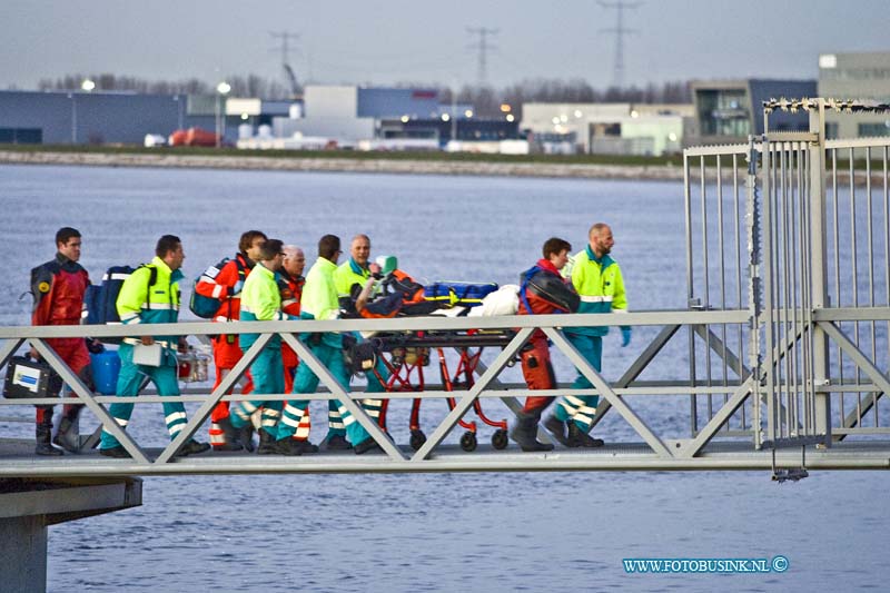 15010409.jpg - FOTOOPDRACHT:Papendrecht:04-01-2015:Persoon te water politie en, brandweer en ambulance uitgerukt voor een melding, persoon te water langs het Westeind in Papendrecht. Na enige minuten zoeken trof de politie nabij de aanlegsteiger van de Ferry een persoon aan in de rivier. De reddingsboot van de KNRM die toevallig in de buurt was heeft de vrouw uit het water gehaald en is direct begonnen met reanimeren. Personeel van de traumahelikopter heeft hierbij medische bijstand verleend. De vrouw is in zorgwekkende toestand naar een ziekenhuis in de omgeving overgebracht.Deze digitale foto blijft eigendom van FOTOPERSBURO BUSINK. Wij hanteren de voorwaarden van het N.V.F. en N.V.J. Gebruik van deze foto impliceert dat u bekend bent  en akkoord gaat met deze voorwaarden bij publicatie.EB/ETIENNE BUSINK