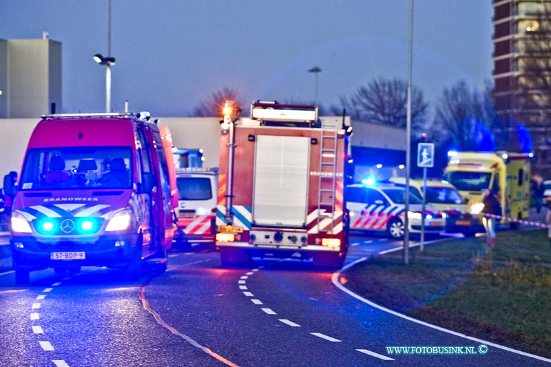 15010410.jpg - FOTOOPDRACHT:Papendrecht:04-01-2015:Persoon te water politie en, brandweer en ambulance uitgerukt voor een melding, persoon te water langs het Westeind in Papendrecht. Na enige minuten zoeken trof de politie nabij de aanlegsteiger van de Ferry een persoon aan in de rivier. De reddingsboot van de KNRM die toevallig in de buurt was heeft de vrouw uit het water gehaald en is direct begonnen met reanimeren. Personeel van de traumahelikopter heeft hierbij medische bijstand verleend. De vrouw is in zorgwekkende toestand naar een ziekenhuis in de omgeving overgebracht.Deze digitale foto blijft eigendom van FOTOPERSBURO BUSINK. Wij hanteren de voorwaarden van het N.V.F. en N.V.J. Gebruik van deze foto impliceert dat u bekend bent  en akkoord gaat met deze voorwaarden bij publicatie.EB/ETIENNE BUSINK