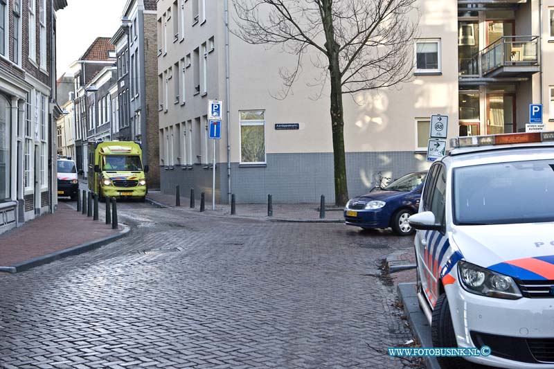 15010411.jpg - FOTOOPDRACHT:Dordrecht:04-01-2015:Medische situatie woonhuis Wijnstraat DordrchtDeze digitale foto blijft eigendom van FOTOPERSBURO BUSINK. Wij hanteren de voorwaarden van het N.V.F. en N.V.J. Gebruik van deze foto impliceert dat u bekend bent  en akkoord gaat met deze voorwaarden bij publicatie.EB/ETIENNE BUSINK