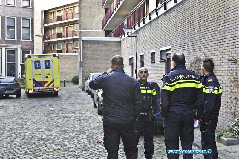 15010412.jpg - FOTOOPDRACHT:Dordrecht:04-01-2015:Medische situatie woonhuis Wijnstraat DordrchtDeze digitale foto blijft eigendom van FOTOPERSBURO BUSINK. Wij hanteren de voorwaarden van het N.V.F. en N.V.J. Gebruik van deze foto impliceert dat u bekend bent  en akkoord gaat met deze voorwaarden bij publicatie.EB/ETIENNE BUSINK