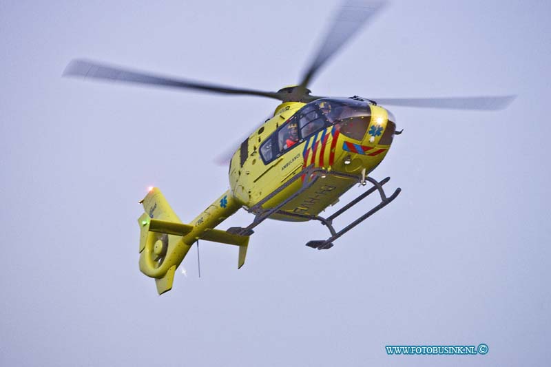 15010413.jpg - FOTOOPDRACHT:Papendrecht:04-01-2015:Foto: MMT-Liveline 2 helikopterPersoon te water politie en, brandweer en ambulance uitgerukt voor een melding, persoon te water langs het Westeind in Papendrecht. Na enige minuten zoeken trof de politie nabij de aanlegsteiger van de Ferry een persoon aan in de rivier. De reddingsboot van de KNRM die toevallig in de buurt was heeft de vrouw uit het water gehaald en is direct begonnen met reanimeren. Personeel van de traumahelikopter heeft hierbij medische bijstand verleend. De vrouw is in zorgwekkende toestand naar een ziekenhuis in de omgeving overgebracht.Deze digitale foto blijft eigendom van FOTOPERSBURO BUSINK. Wij hanteren de voorwaarden van het N.V.F. en N.V.J. Gebruik van deze foto impliceert dat u bekend bent  en akkoord gaat met deze voorwaarden bij publicatie.EB/ETIENNE BUSINK