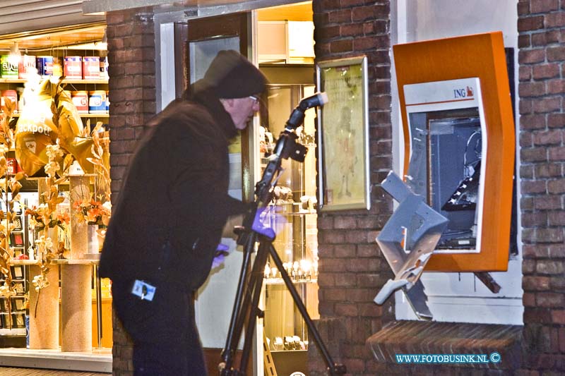 15010701.jpg - FOTOOPDRACHT:Dordrecht:07-01-2015:Woensdagmorgen in alle vroegte is op het Vogelplein te Dordrecht een geldautomaat van de ING opgeblazen. De automaat raakte zwaar beschadigd, Zover nu bekend is er geen geld buit gemaakt. De politie zette het gebied ruimaf voor sporen onderzoek naar de 2 daders.Deze digitale foto blijft eigendom van FOTOPERSBURO BUSINK. Wij hanteren de voorwaarden van het N.V.F. en N.V.J. Gebruik van deze foto impliceert dat u bekend bent  en akkoord gaat met deze voorwaarden bij publicatie.EB/ETIENNE BUSINK