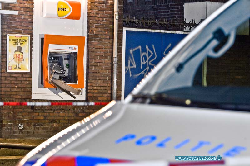 15010702.jpg - FOTOOPDRACHT:Dordrecht:07-01-2015:Woensdagmorgen in alle vroegte is op het Vogelplein te Dordrecht een geldautomaat van de ING opgeblazen. De automaat raakte zwaar beschadigd, Zover nu bekend is er geen geld buit gemaakt. De politie zette het gebied ruimaf voor sporen onderzoek naar de 2 daders.Deze digitale foto blijft eigendom van FOTOPERSBURO BUSINK. Wij hanteren de voorwaarden van het N.V.F. en N.V.J. Gebruik van deze foto impliceert dat u bekend bent  en akkoord gaat met deze voorwaarden bij publicatie.EB/ETIENNE BUSINK