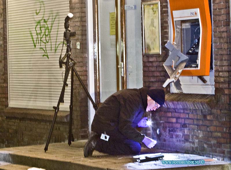 15010703.jpg - FOTOOPDRACHT:Dordrecht:07-01-2015:Woensdagmorgen in alle vroegte is op het Vogelplein te Dordrecht een geldautomaat van de ING opgeblazen. De automaat raakte zwaar beschadigd, Zover nu bekend is er geen geld buit gemaakt. De politie zette het gebied ruimaf voor sporen onderzoek naar de 2 daders.Deze digitale foto blijft eigendom van FOTOPERSBURO BUSINK. Wij hanteren de voorwaarden van het N.V.F. en N.V.J. Gebruik van deze foto impliceert dat u bekend bent  en akkoord gaat met deze voorwaarden bij publicatie.EB/ETIENNE BUSINK