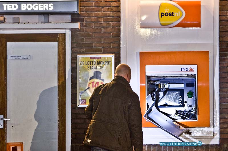 15010704.jpg - FOTOOPDRACHT:Dordrecht:07-01-2015:Woensdagmorgen in alle vroegte is op het Vogelplein te Dordrecht een geldautomaat van de ING opgeblazen. De automaat raakte zwaar beschadigd, Zover nu bekend is er geen geld buit gemaakt. De politie zette het gebied ruimaf voor sporen onderzoek naar de 2 daders.Deze digitale foto blijft eigendom van FOTOPERSBURO BUSINK. Wij hanteren de voorwaarden van het N.V.F. en N.V.J. Gebruik van deze foto impliceert dat u bekend bent  en akkoord gaat met deze voorwaarden bij publicatie.EB/ETIENNE BUSINK