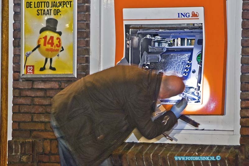 15010705.jpg - FOTOOPDRACHT:Dordrecht:07-01-2015:Woensdagmorgen in alle vroegte is op het Vogelplein te Dordrecht een geldautomaat van de ING opgeblazen. De automaat raakte zwaar beschadigd, Zover nu bekend is er geen geld buit gemaakt. De politie zette het gebied ruimaf voor sporen onderzoek naar de 2 daders.Deze digitale foto blijft eigendom van FOTOPERSBURO BUSINK. Wij hanteren de voorwaarden van het N.V.F. en N.V.J. Gebruik van deze foto impliceert dat u bekend bent  en akkoord gaat met deze voorwaarden bij publicatie.EB/ETIENNE BUSINK