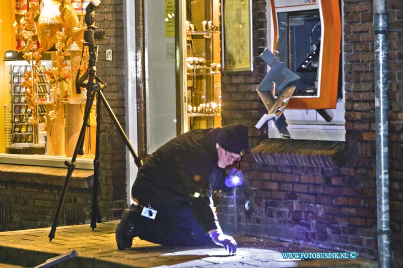 15010706.jpg - FOTOOPDRACHT:Dordrecht:07-01-2015:Woensdagmorgen in alle vroegte is op het Vogelplein te Dordrecht een geldautomaat van de ING opgeblazen. De automaat raakte zwaar beschadigd, Zover nu bekend is er geen geld buit gemaakt. De politie zette het gebied ruimaf voor sporen onderzoek naar de 2 daders.Deze digitale foto blijft eigendom van FOTOPERSBURO BUSINK. Wij hanteren de voorwaarden van het N.V.F. en N.V.J. Gebruik van deze foto impliceert dat u bekend bent  en akkoord gaat met deze voorwaarden bij publicatie.EB/ETIENNE BUSINK