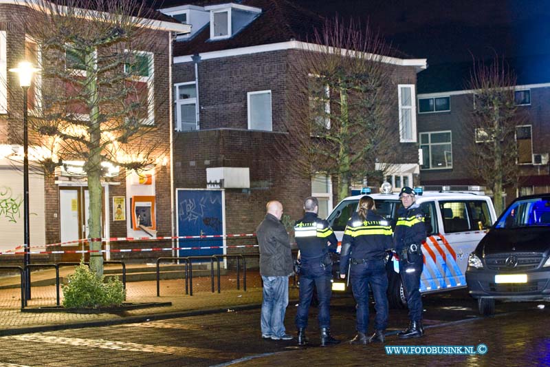 15010707.jpg - FOTOOPDRACHT:Dordrecht:07-01-2015:Woensdagmorgen in alle vroegte is op het Vogelplein te Dordrecht een geldautomaat van de ING opgeblazen. De automaat raakte zwaar beschadigd, Zover nu bekend is er geen geld buit gemaakt. De politie zette het gebied ruimaf voor sporen onderzoek naar de 2 daders.Deze digitale foto blijft eigendom van FOTOPERSBURO BUSINK. Wij hanteren de voorwaarden van het N.V.F. en N.V.J. Gebruik van deze foto impliceert dat u bekend bent  en akkoord gaat met deze voorwaarden bij publicatie.EB/ETIENNE BUSINK