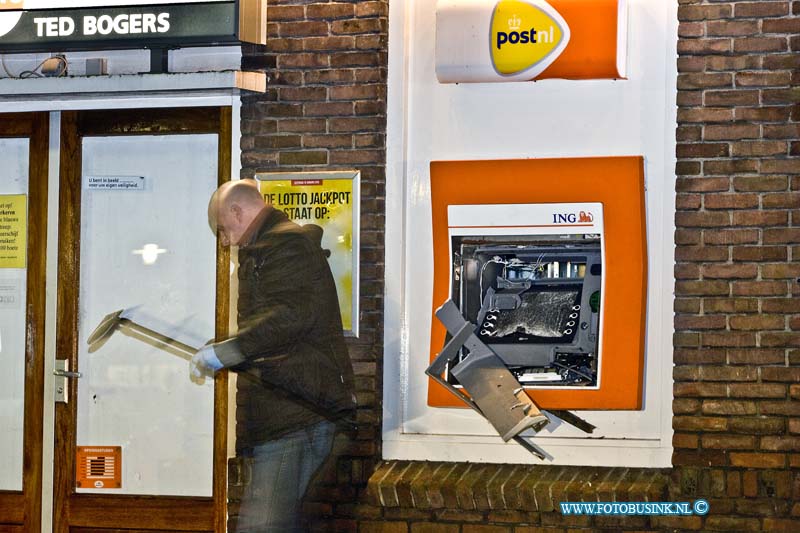 15010708.jpg - FOTOOPDRACHT:Dordrecht:07-01-2015:Woensdagmorgen in alle vroegte is op het Vogelplein te Dordrecht een geldautomaat van de ING opgeblazen. De automaat raakte zwaar beschadigd, Zover nu bekend is er geen geld buit gemaakt. De politie zette het gebied ruimaf voor sporen onderzoek naar de 2 daders.Deze digitale foto blijft eigendom van FOTOPERSBURO BUSINK. Wij hanteren de voorwaarden van het N.V.F. en N.V.J. Gebruik van deze foto impliceert dat u bekend bent  en akkoord gaat met deze voorwaarden bij publicatie.EB/ETIENNE BUSINK