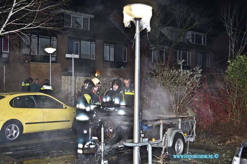 15010709.jpg - FOTOOPDRACHT:Hendrik Ido Ambacht:07-01-2015:Woensdagnacht was er een brandje in aanhanger met vuurwerk afval op de breedeweer in hendrik ido ambacht brand moet toch even hevig geweest zijn gezien de schade aan de lantarenpaal.Deze digitale foto blijft eigendom van FOTOPERSBURO BUSINK. Wij hanteren de voorwaarden van het N.V.F. en N.V.J. Gebruik van deze foto impliceert dat u bekend bent  en akkoord gaat met deze voorwaarden bij publicatie.EB/ETIENNE BUSINK