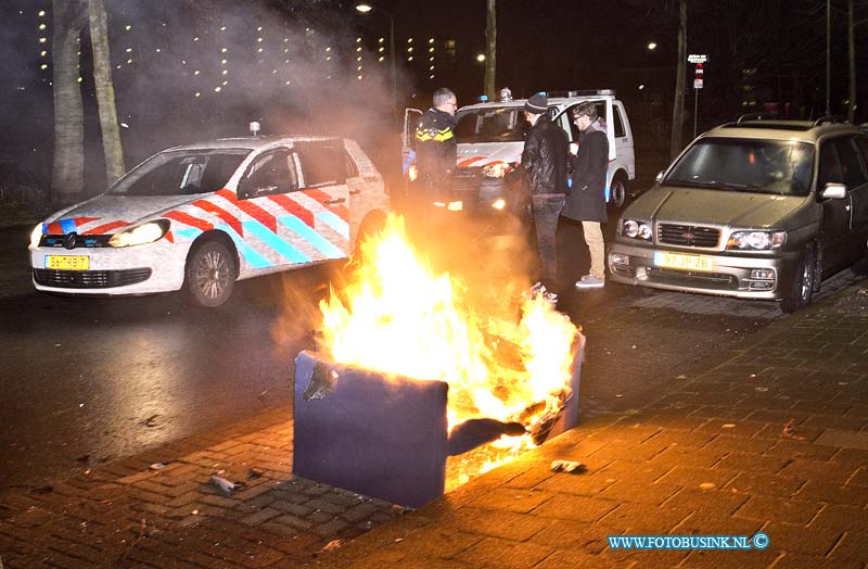 15010710.jpg - FOTOOPDRACHT:Dordrecht:07-01-2015:Woensdag nacht stond er op de patersweg een Bankstel in Brand. De Brandweer bluste de hoge vlamen van het bankstel.Deze digitale foto blijft eigendom van FOTOPERSBURO BUSINK. Wij hanteren de voorwaarden van het N.V.F. en N.V.J. Gebruik van deze foto impliceert dat u bekend bent  en akkoord gaat met deze voorwaarden bij publicatie.EB/ETIENNE BUSINK