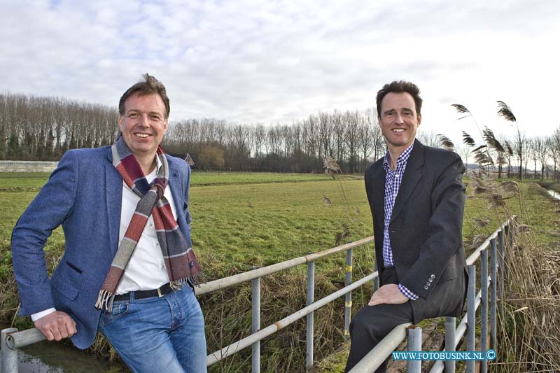 15010711.jpg - FOTOOPDRACHT::2015:Nieuwe Oogst foto bij Van der Valk, Krommeweg 1 in Ridderkerk (langs A15). Op de foto Jaco  Burgers en Arjan Monteny, respectievelijk bestuurder en beleidsmedewerker van LTO Noord vakgroep biologische landbouw. Met op de achtergrond gras/akkerland.  Deze digitale foto blijft eigendom van FOTOPERSBURO BUSINK. Wij hanteren de voorwaarden van het N.V.F. en N.V.J. Gebruik van deze foto impliceert dat u bekend bent  en akkoord gaat met deze voorwaarden bij publicatie.EB/ETIENNE BUSINK