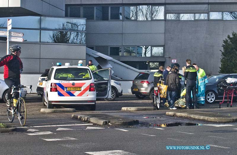 15010715.jpg - FOTOOPDRACHT:Dordrecht:07-01-2014:Ongeval tussen Auto-Brommer met letsel op Dokweg in DordrechtDeze digitale foto blijft eigendom van FOTOPERSBURO BUSINK. Wij hanteren de voorwaarden van het N.V.F. en N.V.J. Gebruik van deze foto impliceert dat u bekend bent  en akkoord gaat met deze voorwaarden bij publicatie.EB/ETIENNE BUSINK