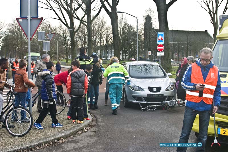 15010716.jpg - FOTOOPDRACHT:Dordrecht:07-01-2014:Aanrijding tussen een auto en een fiets op de Mauritsweg / Nassauweg. Een ambulance is ter plaatse om het slachoffer te behandelen. Deze digitale foto blijft eigendom van FOTOPERSBURO BUSINK. Wij hanteren de voorwaarden van het N.V.F. en N.V.J. Gebruik van deze foto impliceert dat u bekend bent  en akkoord gaat met deze voorwaarden bij publicatie.EB/ETIENNE BUSINK