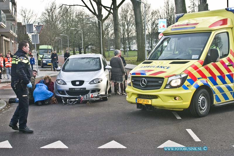 15010717.jpg - FOTOOPDRACHT:Dordrecht:07-01-2014:Aanrijding tussen een auto en een fiets op de Mauritsweg / Nassauweg. Een ambulance is ter plaatse om het slachoffer te behandelen. Deze digitale foto blijft eigendom van FOTOPERSBURO BUSINK. Wij hanteren de voorwaarden van het N.V.F. en N.V.J. Gebruik van deze foto impliceert dat u bekend bent  en akkoord gaat met deze voorwaarden bij publicatie.EB/ETIENNE BUSINK