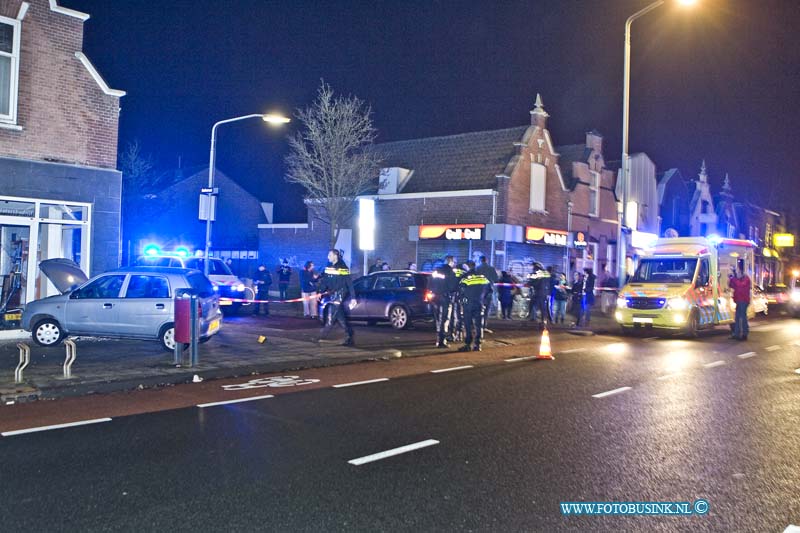 15010719.jpg - FOTOOPDRACHT:Dordrecht:07-01-2015:Woensdagavond reed een Auto tegen een gevel van een winkel op de kruising Riouwstraat / Reeweg Oost na een aanrijding met een andere auto. De Ambuance en Brandweer en Politie zijn ter plaatse, inzittende(n) zijn uit het voertuig gehaald en worden behandeld.Deze digitale foto blijft eigendom van FOTOPERSBURO BUSINK. Wij hanteren de voorwaarden van het N.V.F. en N.V.J. Gebruik van deze foto impliceert dat u bekend bent  en akkoord gaat met deze voorwaarden bij publicatie.EB/ETIENNE BUSINK