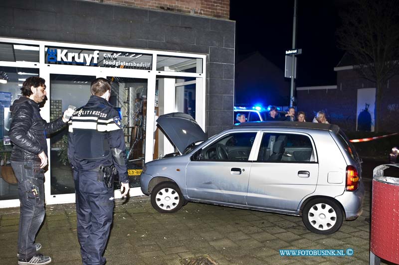 15010720.jpg - FOTOOPDRACHT:Dordrecht:07-01-2015:Woensdagavond reed een Auto tegen een gevel van een winkel op de kruising Riouwstraat / Reeweg Oost na een aanrijding met een andere auto. De Ambuance en Brandweer en Politie zijn ter plaatse, inzittende(n) zijn uit het voertuig gehaald en worden behandeld.Deze digitale foto blijft eigendom van FOTOPERSBURO BUSINK. Wij hanteren de voorwaarden van het N.V.F. en N.V.J. Gebruik van deze foto impliceert dat u bekend bent  en akkoord gaat met deze voorwaarden bij publicatie.EB/ETIENNE BUSINK