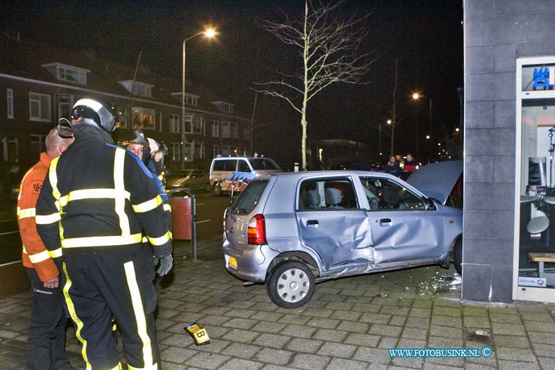 15010721.jpg - FOTOOPDRACHT:Dordrecht:07-01-2015:Woensdagavond reed een Auto tegen een gevel van een winkel op de kruising Riouwstraat / Reeweg Oost na een aanrijding met een andere auto. De Ambuance en Brandweer en Politie zijn ter plaatse, inzittende(n) zijn uit het voertuig gehaald en worden behandeld.Deze digitale foto blijft eigendom van FOTOPERSBURO BUSINK. Wij hanteren de voorwaarden van het N.V.F. en N.V.J. Gebruik van deze foto impliceert dat u bekend bent  en akkoord gaat met deze voorwaarden bij publicatie.EB/ETIENNE BUSINK