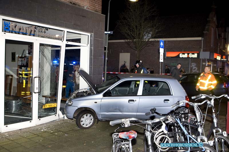 15010722.jpg - FOTOOPDRACHT:Dordrecht:07-01-2015:Woensdagavond reed een Auto tegen een gevel van een winkel op de kruising Riouwstraat / Reeweg Oost na een aanrijding met een andere auto. De Ambuance en Brandweer en Politie zijn ter plaatse, inzittende(n) zijn uit het voertuig gehaald en worden behandeld.Deze digitale foto blijft eigendom van FOTOPERSBURO BUSINK. Wij hanteren de voorwaarden van het N.V.F. en N.V.J. Gebruik van deze foto impliceert dat u bekend bent  en akkoord gaat met deze voorwaarden bij publicatie.EB/ETIENNE BUSINK