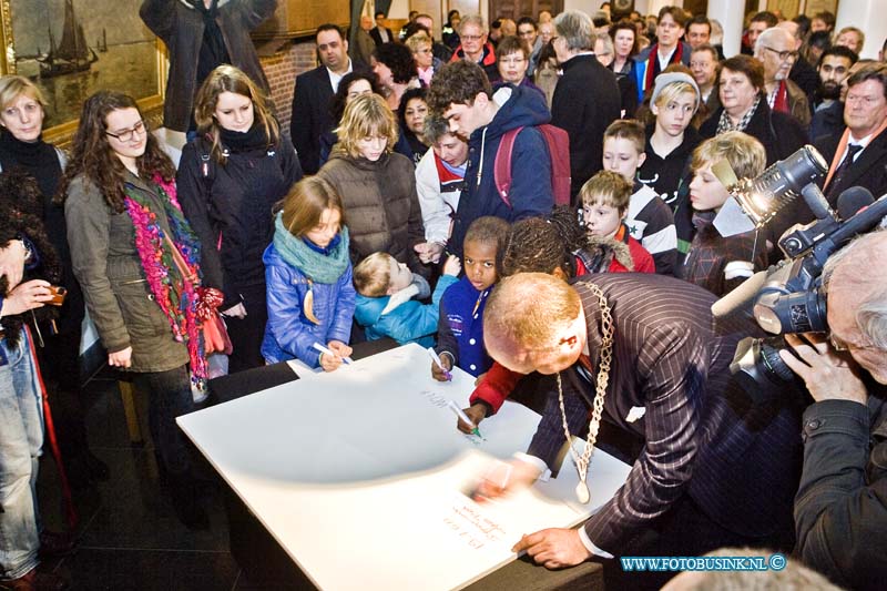 15010801.jpg - FOTOOPDRACHTDordrecht::08-07-2014:bijeenkomst in stadhuis van Dordt tegen de aanslagenin  parijs gisteren en de persvrijheid. Met wedh. burgermeeter en de pers.Deze digitale foto blijft eigendom van FOTOPERSBURO BUSINK. Wij hanteren de voorwaarden van het N.V.F. en N.V.J. Gebruik van deze foto impliceert dat u bekend bent  en akkoord gaat met deze voorwaarden bij publicatie.EB/ETIENNE BUSINK