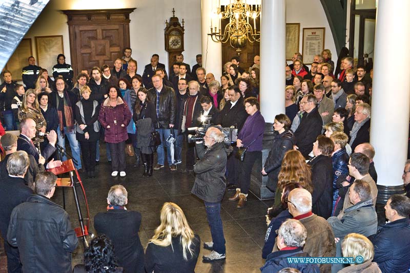 15010802.jpg - FOTOOPDRACHTDordrecht::08-07-2014:bijeenkomst in stadhuis van Dordt tegen de aanslagenin  parijs gisteren en de persvrijheid. Met wedh. burgermeeter en de pers.Deze digitale foto blijft eigendom van FOTOPERSBURO BUSINK. Wij hanteren de voorwaarden van het N.V.F. en N.V.J. Gebruik van deze foto impliceert dat u bekend bent  en akkoord gaat met deze voorwaarden bij publicatie.EB/ETIENNE BUSINK