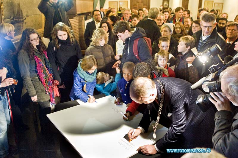 15010803.jpg - FOTOOPDRACHTDordrecht::08-07-2014:bijeenkomst in stadhuis van Dordt tegen de aanslagenin  parijs gisteren en de persvrijheid. Met wedh. burgermeeter en de pers.Deze digitale foto blijft eigendom van FOTOPERSBURO BUSINK. Wij hanteren de voorwaarden van het N.V.F. en N.V.J. Gebruik van deze foto impliceert dat u bekend bent  en akkoord gaat met deze voorwaarden bij publicatie.EB/ETIENNE BUSINK