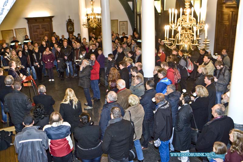 15010804.jpg - FOTOOPDRACHTDordrecht::08-07-2014:bijeenkomst in stadhuis van Dordt tegen de aanslagenin  parijs gisteren en de persvrijheid. Met wedh. burgermeeter en de pers.Deze digitale foto blijft eigendom van FOTOPERSBURO BUSINK. Wij hanteren de voorwaarden van het N.V.F. en N.V.J. Gebruik van deze foto impliceert dat u bekend bent  en akkoord gaat met deze voorwaarden bij publicatie.EB/ETIENNE BUSINK