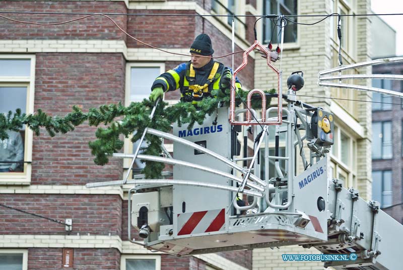 15011001.jpg - FOTOOPDRACHT:Dordrecht:10-01-2015:Foto: Grote spuistraat Dordt Brandweer haalr los gewaaide kerst verlichting weg ivm de storm.De storm die over het land heen raast heeft in de regio Drechtsteden, Alblasserwaard en Hoeksewaard voor veel schade en werk voor de brandweer.Deze digitale foto blijft eigendom van FOTOPERSBURO BUSINK. Wij hanteren de voorwaarden van het N.V.F. en N.V.J. Gebruik van deze foto impliceert dat u bekend bent  en akkoord gaat met deze voorwaarden bij publicatie.EB/ETIENNE BUSINK