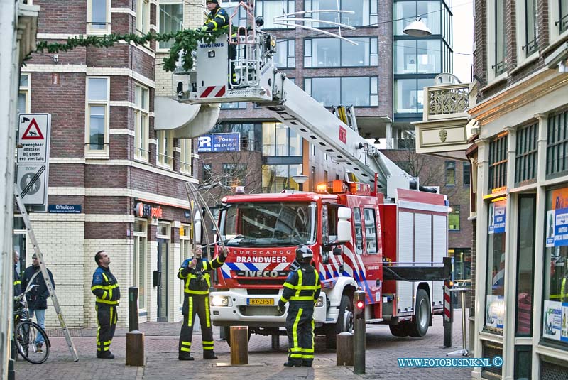 15011002.jpg - FOTOOPDRACHT:Dordrecht:10-01-2015:Foto: Grote spuistraat Dordt Brandweer haalr los gewaaide kerst verlichting weg ivm de storm.De storm die over het land heen raast heeft in de regio Drechtsteden, Alblasserwaard en Hoeksewaard voor veel schade en werk voor de brandweer.Deze digitale foto blijft eigendom van FOTOPERSBURO BUSINK. Wij hanteren de voorwaarden van het N.V.F. en N.V.J. Gebruik van deze foto impliceert dat u bekend bent  en akkoord gaat met deze voorwaarden bij publicatie.EB/ETIENNE BUSINK