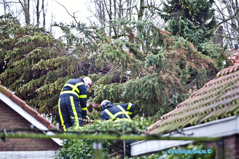 15011003.jpg - FOTOOPDRACHT:Dordrecht:10-01-2015:Foto: Brandweer hebt een bewonner aan de Weedeweg N.Z.Dordt  met zijn stormschade bij zin huis.De storm die over het land heen raast heeft in de regio Drechtsteden, Alblasserwaard en Hoeksewaard voor veel schade en werk voor de brandweer.Deze digitale foto blijft eigendom van FOTOPERSBURO BUSINK. Wij hanteren de voorwaarden van het N.V.F. en N.V.J. Gebruik van deze foto impliceert dat u bekend bent  en akkoord gaat met deze voorwaarden bij publicatie.EB/ETIENNE BUSINK