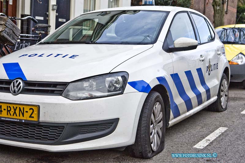 15011601.jpg - FOTOOPDRACHT:Dordrecht:16-01-2014:Ze zeggen alijd de politie is je beste vriend, al dacht er in de wijk Nieuw Krispijn iemand heel anders over zo te zien, politiewagen met 2 lekke bandenDeze digitale foto blijft eigendom van FOTOPERSBURO BUSINK. Wij hanteren de voorwaarden van het N.V.F. en N.V.J. Gebruik van deze foto impliceert dat u bekend bent  en akkoord gaat met deze voorwaarden bij publicatie.EB/ETIENNE BUSINK