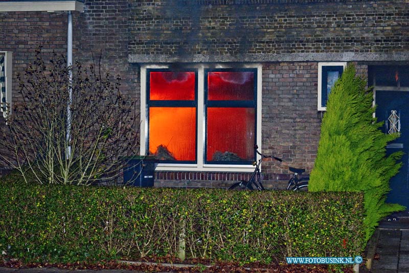 15012001.jpg - FOTOOPDRACHT:Dordrecht:20-01-2015:keuken brand willem marisstraat bewoners werden wakker van de brandmelder en zijn toen snel het huis uit gegaan buiten zagen ze pas dat hun keuken in de brand stond de brand is vermoedelijk veroorzaakt door de magnetron zo verklaren de bewoners de brand is toch wel even hevig geweest en bewonersmoesten ook ergens anders slapen vannacht Deze digitale foto blijft eigendom van FOTOPERSBURO BUSINK. Wij hanteren de voorwaarden van het N.V.F. en N.V.J. Gebruik van deze foto impliceert dat u bekend bent  en akkoord gaat met deze voorwaarden bij publicatie.EB/ETIENNE BUSINK