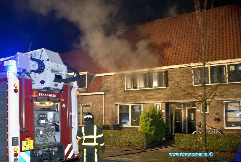 15012002.jpg - FOTOOPDRACHT:Dordrecht:20-01-2015:keuken brand willem marisstraat bewoners werden wakker van de brandmelder en zijn toen snel het huis uit gegaan buiten zagen ze pas dat hun keuken in de brand stond de brand is vermoedelijk veroorzaakt door de magnetron zo verklaren de bewoners de brand is toch wel even hevig geweest en bewonersmoesten ook ergens anders slapen vannacht Deze digitale foto blijft eigendom van FOTOPERSBURO BUSINK. Wij hanteren de voorwaarden van het N.V.F. en N.V.J. Gebruik van deze foto impliceert dat u bekend bent  en akkoord gaat met deze voorwaarden bij publicatie.EB/ETIENNE BUSINK