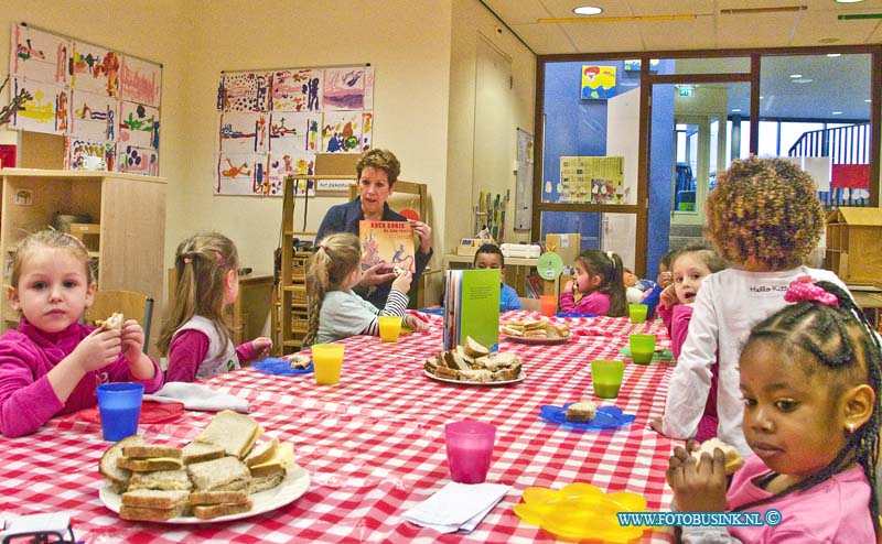 15012101.jpg - FOTOOPDRACHT:Dordrecht:21-01-2015:Jufrouw doen voorlezen aan de onderbouw van de De Fontijn school tijdens het voorleesontbijt. Matthijs Marisstraat 33.Deze digitale foto blijft eigendom van FOTOPERSBURO BUSINK. Wij hanteren de voorwaarden van het N.V.F. en N.V.J. Gebruik van deze foto impliceert dat u bekend bent  en akkoord gaat met deze voorwaarden bij publicatie.EB/ETIENNE BUSINK